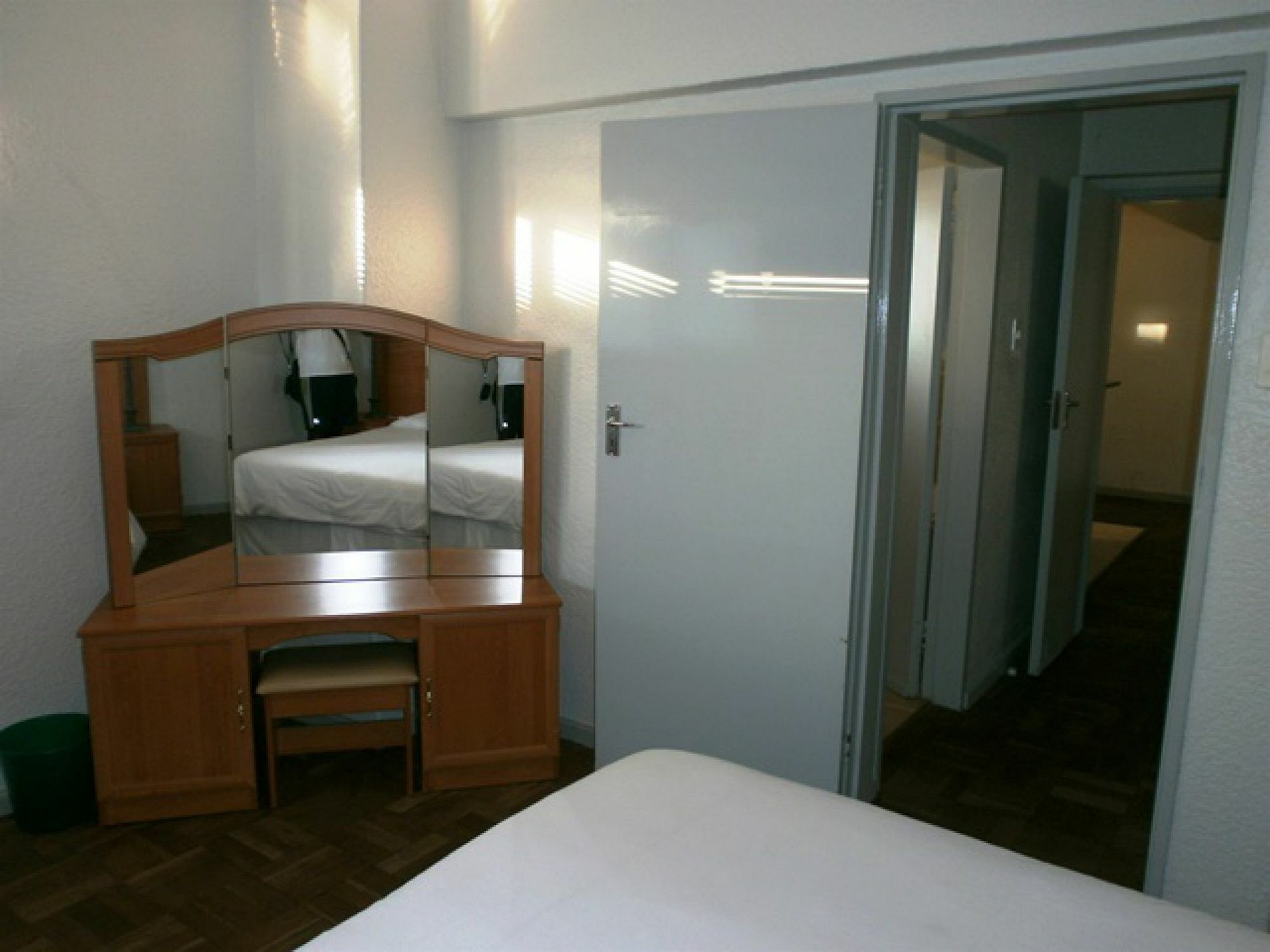 Vicmor Court 35 -